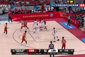 扎实内线技术！杨瀚森低位要球背打，转身反手上篮强硬打进！